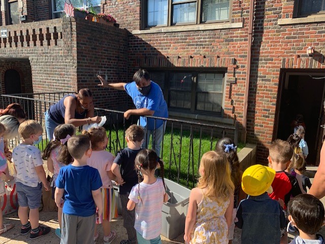 Preschoolers Donate Food in Brooklyn